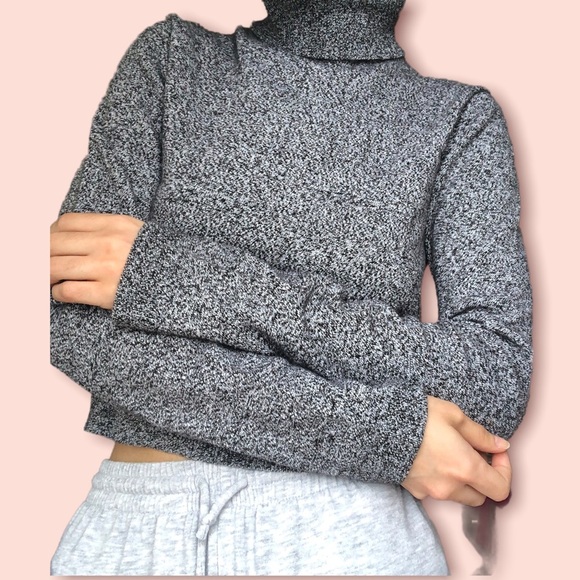 Sunday Best Aritzia—Grey Turtleneck Shirt - Picture 5 of 9